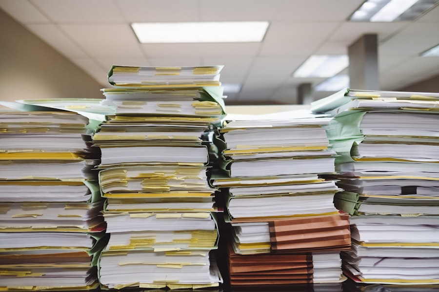 Pilhas de documentos e pastas em um escritório
