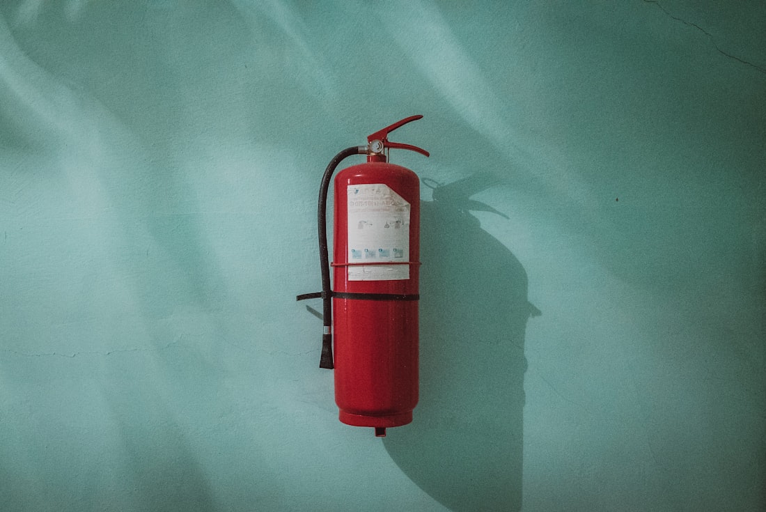 Extintor de incêndio fixado na parede