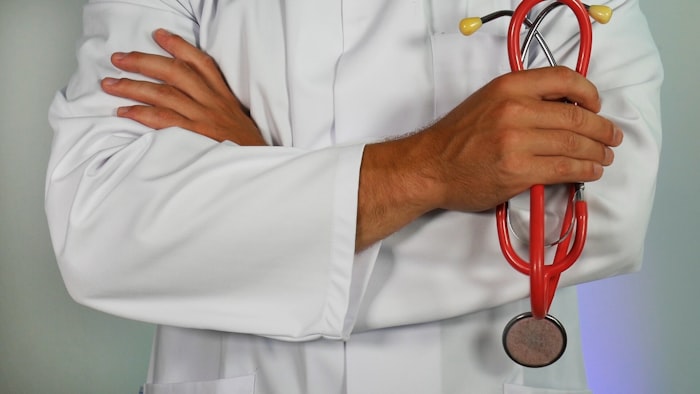 Médico do trabalho com estetoscópio
