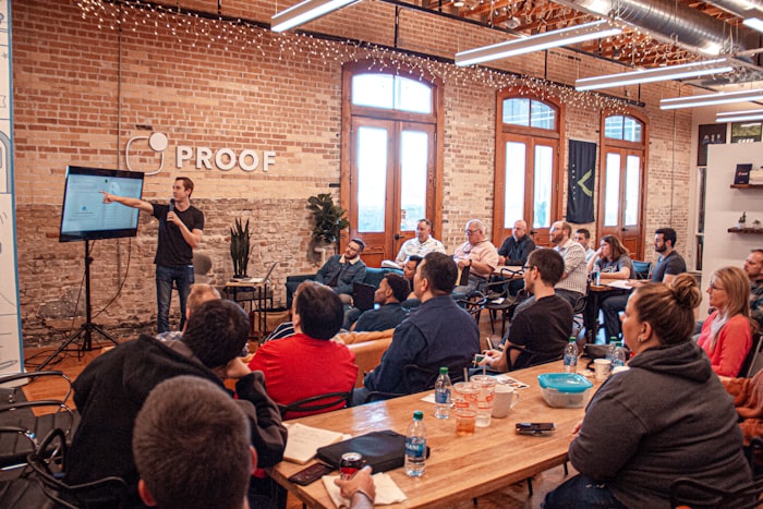 Instrutor apresentando treinamento para um grupo