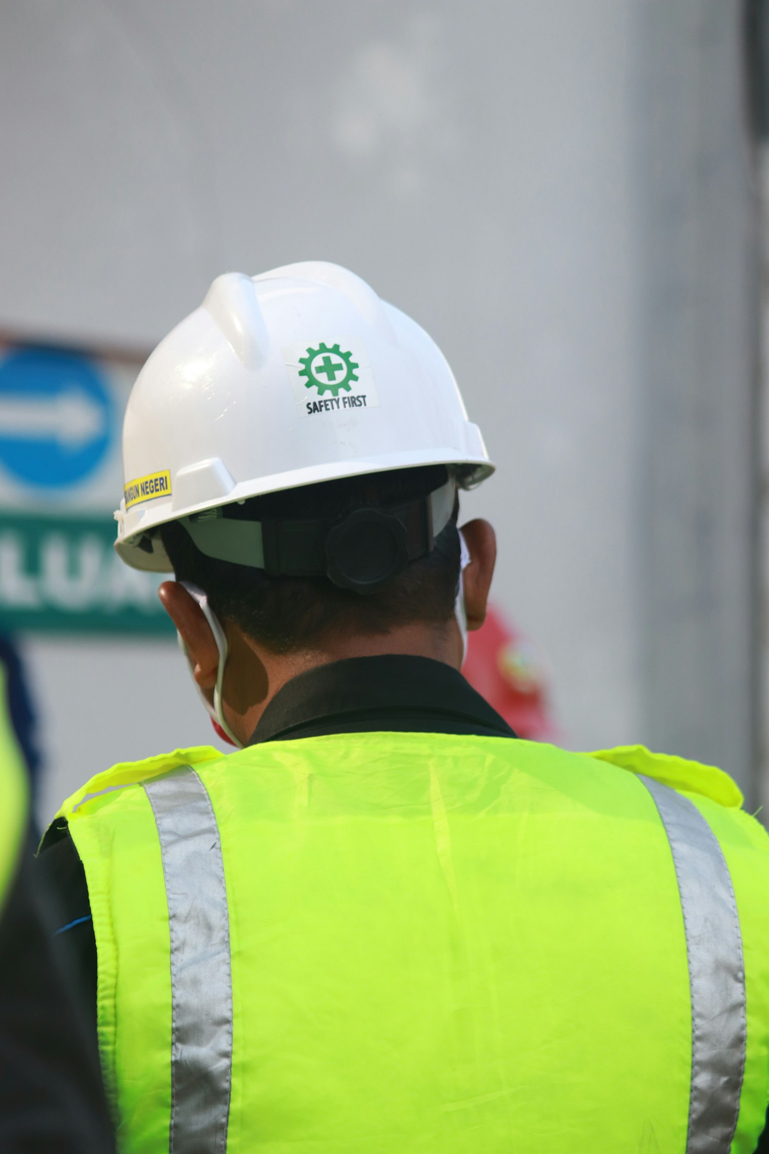 Profissional usando capacete e colete de segurança
