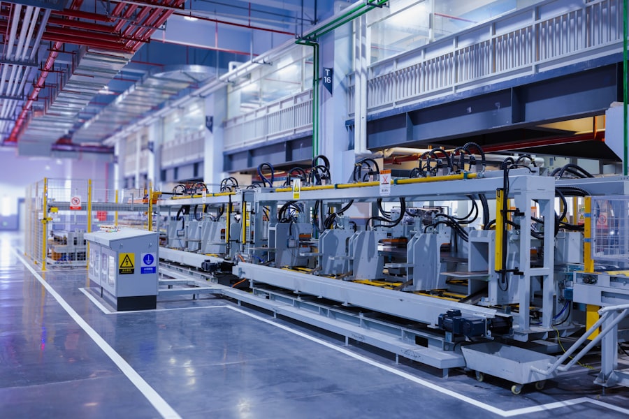 Linha de produção industrial com sinalização de segurança