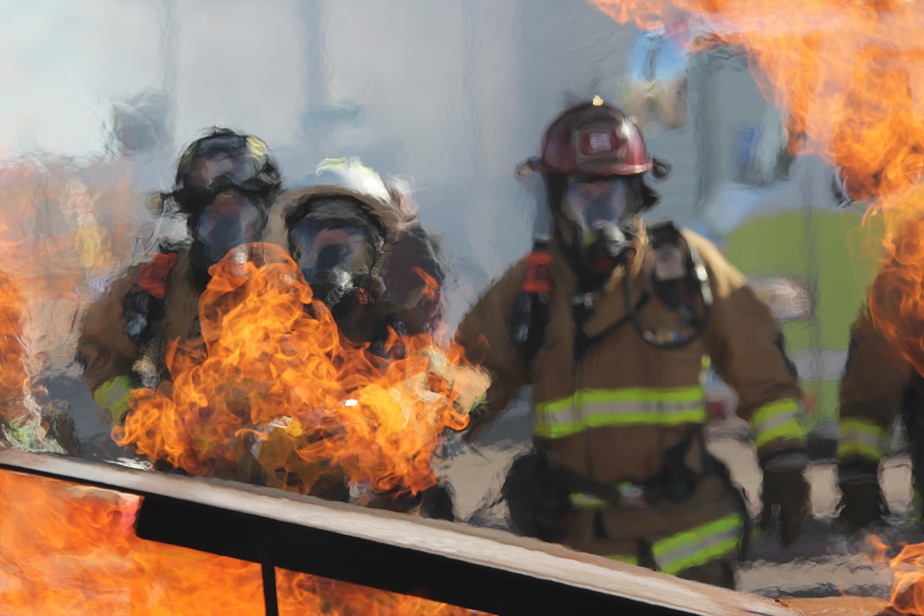Equipe em treinamento de combate a incêndio